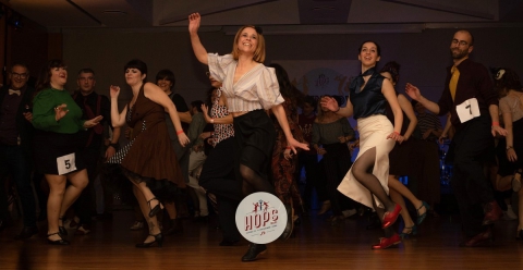 Passi frenetici, musica swing e tanta allegria: a Bari 250 persone ballano ovunque il "lindy hop"